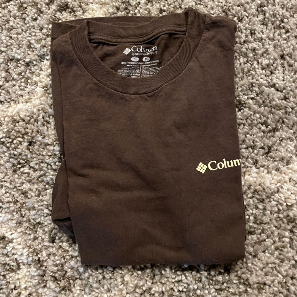 90’s Columbia T-Shirt in brown. Size S